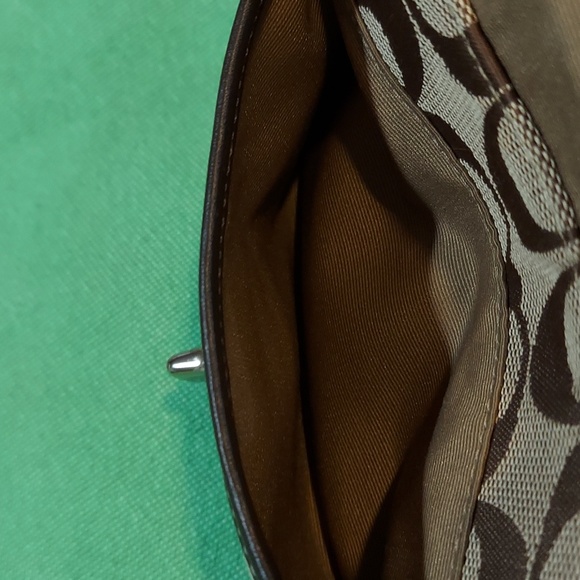 Coach Signature Turnlock Wristlet Pouch Wallet Clutch Brown. Like new condition - Picture 9 of 10